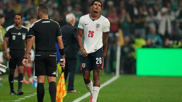 El inglés Jarell Quansah tras ser expulsado en el partido contra México en los octavos de final del Mundial, el domingo 5 de julio de 2026, en la Ciudad de México. (AP Foto/Ricardo Mazalán)