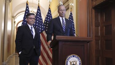 A la izquierda, el presidente de la Cámara de Representantes, Mike Johnson, republicano por Luisiana, y el líder de la mayoría del Senado, John Thune, republicano por Dakota del Sur, hacen declaraciones a los periodistas sobre un proyecto fiscal, en el Capitolio, en Washington, el jueves 10 de abril de 2025. (AP Foto/J. Scott Applewhite)