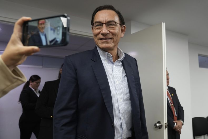 El expresidente de Perú Martín Vizcarra, sospechoso de presunta corrupción, llega a una audiencia judicial que decidirá si será sometido a prisión preventiva en Lima, Perú, el jueves 26 de junio de 2025. (AP Foto/Martín Mejía)