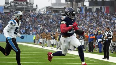 El running back Derrick Henry (derecha) de los Titans de Tennessee anota su segundo touchdown ante los Panthers de Carolina, el domingo 26 de noviembre de 2023, en Nashville. (AP Foto/George Walker IV)