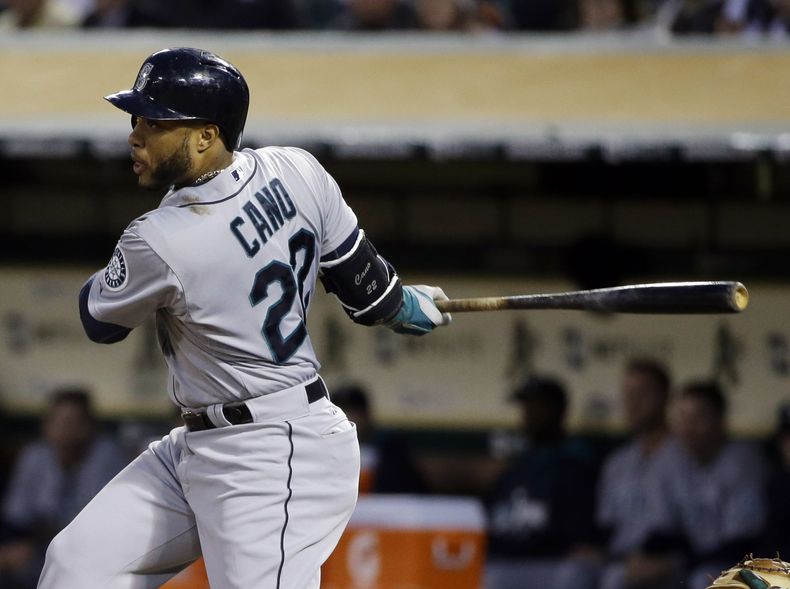 El jugador de los Marineros de Seattle, Robinson Can&oacute;, batea en un partido contra Oakland el lunes, 5 de mayo de 2014, en Oakland, California. (AP Photo/Marcio Jose Sanchez)