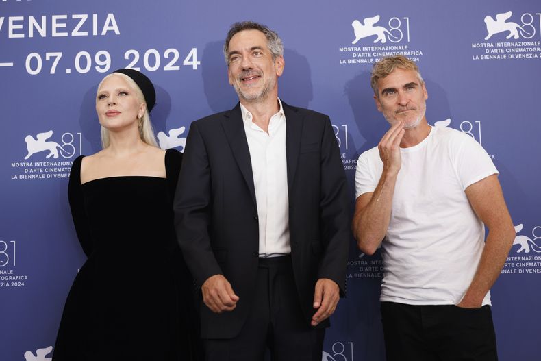 ARCHIVO - Lady Gaga, de izquierda a derecha, el director Todd Phillips y Joaquin Phoenix posan en la sesión fotográfica de la película Joker: Folie A Deux durante la 81ª edición del Festival de Cine de Venecia en Venecia, Italia, el 4 de septiembre de 2024. (Foto Vianney Le Caer/Invision/AP, archivo)