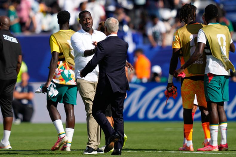 El entrenador de Senegal Pape Thiaw saluda al entrenador de Francia Didier Deschamps al final del encuentro del Grupo I de la Copa Mundial el martes 16 de junio del 2026. (AP Foto/Yuki Iwamura)