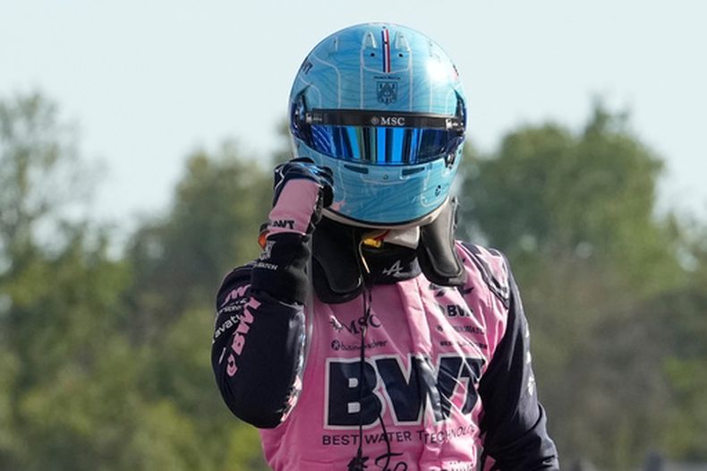 El piloto francés de Alpine, Pierre Gasly, celebra su pole position tras la sesión de clasificación previa al Gran Premio de Italia de Fórmula 1, en Monza, Italia, el sábado 5 de septiembre de 2026. (Foto AP/Luca Bruno)