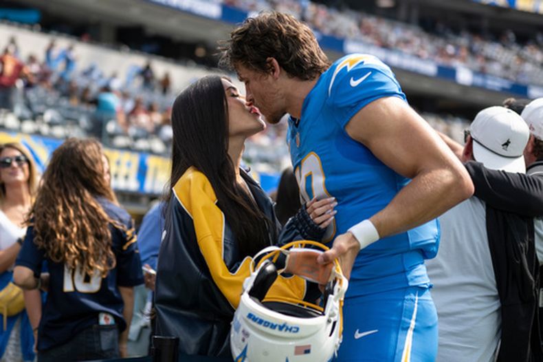 ARCHIVO - Justin Herbert, quarterback de los Chargers de Los Ángeles, besa a Madison Beer previo al pártido contra los Commanders de Washington, el domingo 5 de octubre de 2025, en Inglewood, California. (AP Foto/Kyusung Gong)