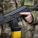 ARCHIVO - Una mujer armada de la defensa civil sostiene un rifle de asalto Kalashnikov mientras patrulla una calle vacía debido a un toque de queda en Kyiv, Ucrania, 27 de febrero de 2022. Estados Unidos ha transferido a Ucrania 1,1 millones de cartuchos de munición para armas ligeras que incautó a Irán, informó el miércoles el Mando Central estadounidense. (AP Foto/Efrem Lukatsky, File)