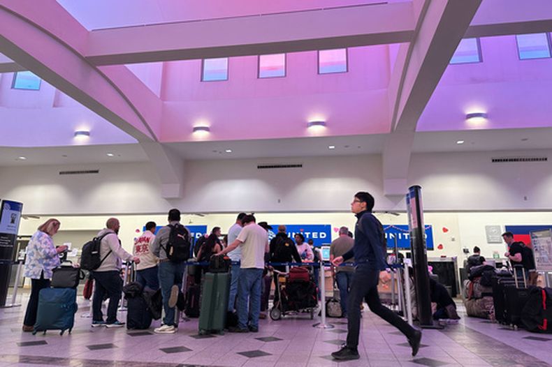 Personas hacen fila en los mostradores del Aeropuerto Internacional de El Paso, el miércoles 11 de febrero de 2026, en El Paso, Texas. (AP Foto/Morgan Lee)
