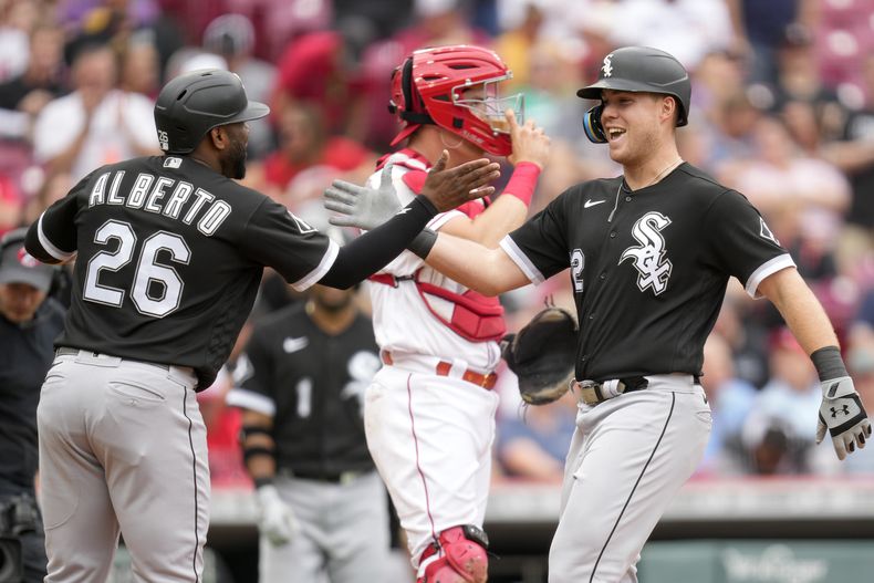Gavin Sheets, derecha, de Medias Blancas de Chicago, celebra con Hanser Alberto (26) después de un jonrón de tres carreras en contra de los Rojos de Cincinnati en la segunda entrada del juego de béisbol en Cincinnati, el domingo 7 de mayo de 2023. (AP Foto/Jeff Dean)