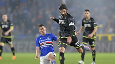 Filip Djuricic de la Sampdoria y Sebastiano Luperto del Empoli pelean por el balón en el encuentro de la Serie A el lunes 15 de mayo del 2023. (Tano Pecoraro/LaPresse via AP)