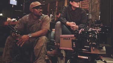 Esta imagen publicada por Warner Bros. Pictures muestra al director, guionista y productor Ryan Coogler, a la izquierda, y a la directora de fotografía Autumn Durald Arkapaw en el set de Sinners. (Eli Adé/Warner Bros. Pictures via AP)