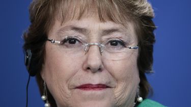 americateve | Archivo - En esta fotograf&iacute;a de archivo del 27 de octubre de 2014 se ve a la presidenta de Chile Michelle Bachelet al asistir a una conferencia de prensa conjunta con la canciller alemana en Berl&iacute;n. Bachelet baj&oacute; fuertemente su aproba