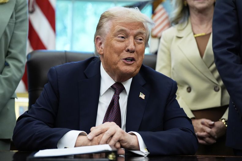 El presidente de Estados Unidos, Donald Trump, habla en la Oficina Oval de la Casa Blanca, el lunes 15 de septiembre de 2025 en Washington. (AP Foto/Alex Brandon)