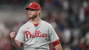 Craig Kimbrel, relevista de los Filis de Filadelfia, celebra después del final del partido de béisbol en contra de los Bravos de Atlanta, el viernes 26 de mayo de 2023, en Atlanta. Kimbrel llegó a 400 salvamentos en su carrera. (AP Foto/Brynn Anderson)