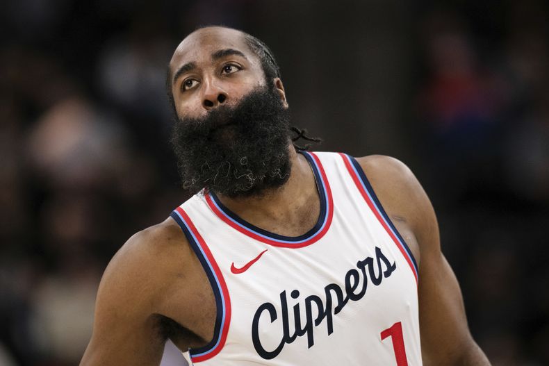 James Harden, de los Clippers de Los Ángeles, disputa el partido del jueves 23 de enero de 2025 ante los Wizards de Washington (AP Foto/William Liang)