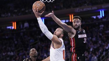 Jalen Brunson, base de los Knicks de Nueva York, encesta frente a Max Strus, del Heat de Miami, en el segundo partido de su serie de playoffs, el martes 2 de mayo de 2023 (AP Foto/Mary Altaffer)