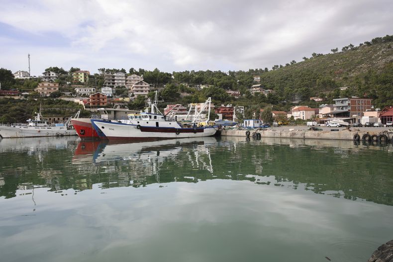 ARCHIVO - Barcos en el puerto de Shengjin, en el noroeste de Albania, uno de los dos sitios propuestos para dar albergue a migrantes, el martes 7 de noviembre de 2023. (AP Foto/Armando Babani, Archivo)