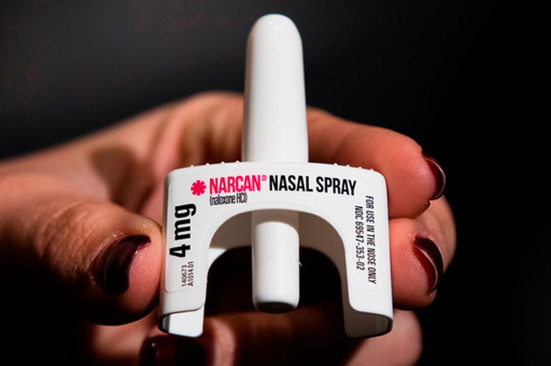 Un ejemplar del antídoto contra sobredosis Narcan durante un entrenamiento en una clínica de salud en Filadelfia, el 4 de diciembre del 2018. (AP foto/Matt Rourke)