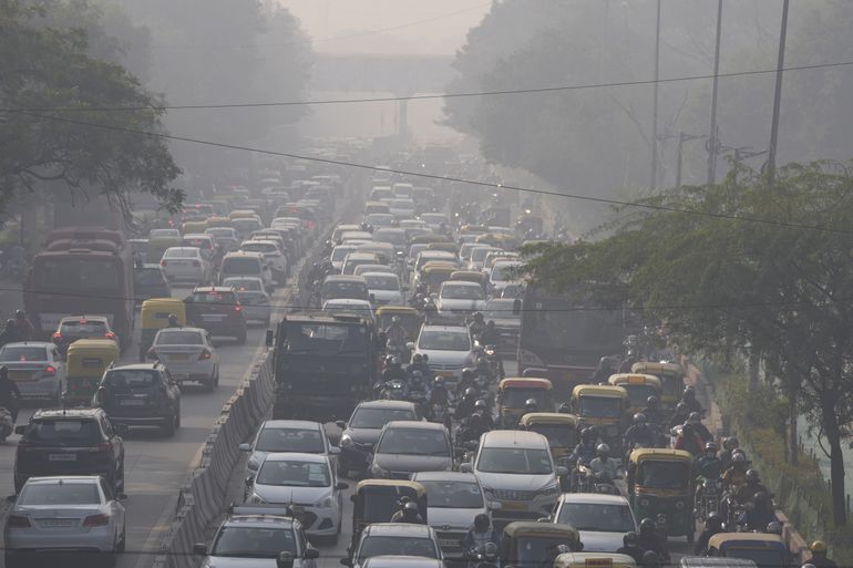 Escuelas y fábricas cierran en Nueva Delhi cubierta de smog