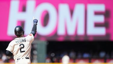 Cole Young, de los Marineros de Seattle, trota las bases después de batear un jonrón de dos carreras durante la séptima entrada del juego de béisbol de Grandes Ligas contra los Gigantes de San Francisco, el domingo 19 de julio de 2026, en Seattle. (AP Foto/Lindsey Wasson)