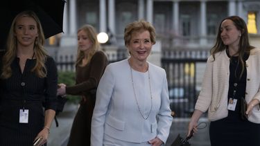 La secretaria de Educación Linda McMahon habla con reporteros en la Casa Blanca, en Washington, el jueves 20 de marzo de 2025. (AP Foto/Ben Curtis)