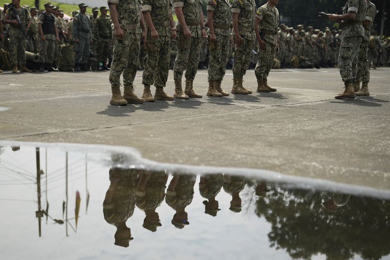 Soldados de la armada y reservistas en formación antes de salir para montar guardia en centros de votación de cara a la segunda vuelta de las elecciones presidenciales el domingo, en Guayaquil, Ecuador, el sábado 12 de abril de 2025. (AP Foto/Fernando Vergara)
