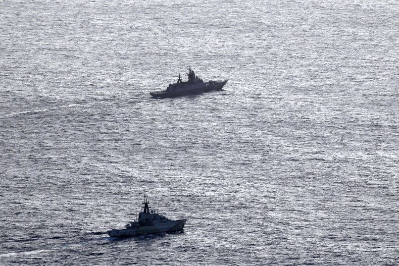 En esta fotografía aérea sin fecha, publicada por el Ministerio de Defensa del Reino Unido, se ve al HMS Severn, en su sección inferior, siguiendo a la corbeta rusa RFN Stoikiy frente a las costas del Reino Unido. (Ministerio de Defensa del Reino Unido vía AP)