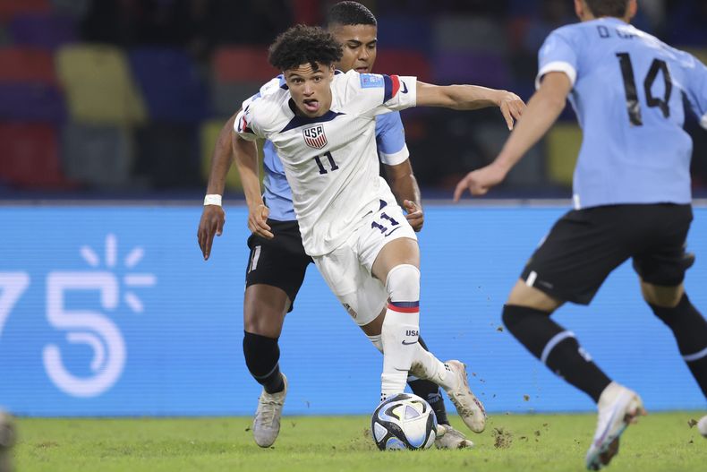 ARCHIVO - El estadounidense Kevin Paredes regatea durante el partido contra Uruguay por los cuartos de final del Mundial Sub20, el 4 de junio de 2023, en Santiago del Estero, Argentina. (AP Foto/Nicolás Aguilera)