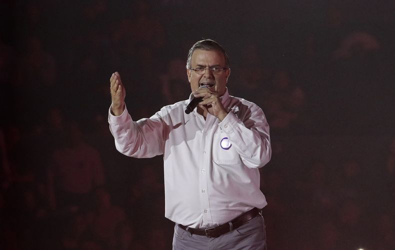El exsecretario de Relaciones Exteriores de México y exaspirante a la presidencia Marcelo Ebrard habla durante su evento de cierre de campaña en la Ciudad de México, el domingo 27 de agosto de 2023. (AP Foto/Ginnette Riquelme)