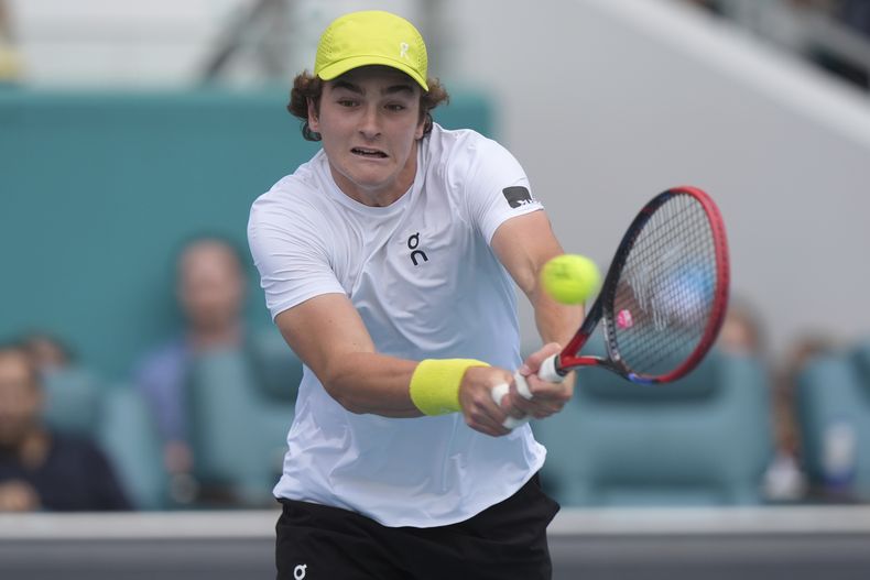 Joao Fonseca devuelve ante Ugo Humbert en el Abierto de Miami, el sábado 22 de marzo de 2025. (AP Foto/Marta Lavandier)