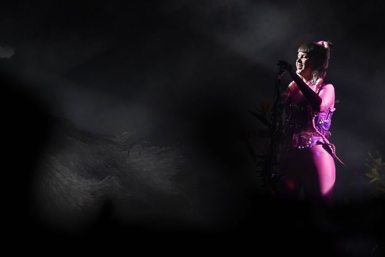 Li Saumet, del grupo electro tropical colombiano Bomba Estero, se presenta durante un concierto gratuito en el Zócalo de la Ciudad de México, el sábado 30 de noviembre de 2024. (Foto AP/Aurea Del Rosario)