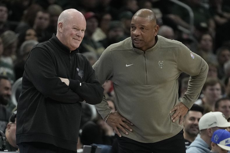 El entrenador de los Bucks de Milwaukee Doc Rivers plaltica con el entrenador de los Hornets de Charlotte Steve Clifford durante la 2da mitad del juego de baloncesto de la NBA, el viernes 9 de febrero de 2024, en Milwaukee. (AP Foto/Morry Gash)