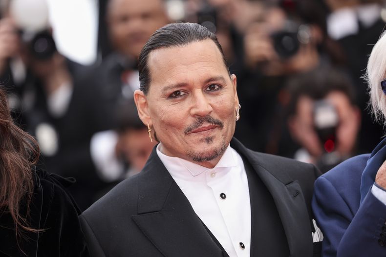 Johnny Depp posa a su llegada a la ceremonia de apertura y al estreno de la película Jeanne du Barry en la 76a edición del festival internacional de cine de Cannes, en el sur de Francia, el martes 16 de mayo de 2023. (Foto Vianney Le Caer/Invision/AP)