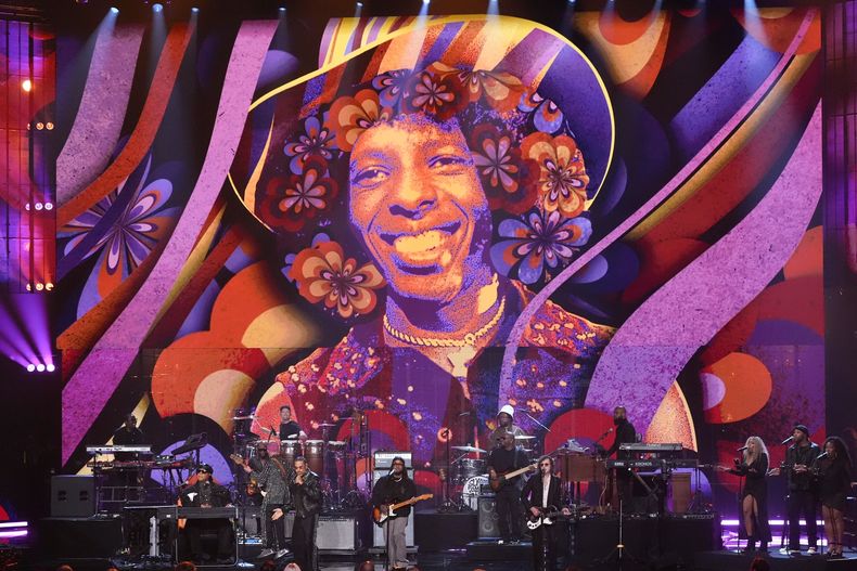 Stevie Wonder, de izquierda a derecha, Maxwell, Leon Thomas III y Beck durante su presentación en la ceremonia de incorporación al Salón de la Fama del Rock and Roll de 2025 el sábado 8 de noviembre de 2025 en L.A. Live en Los Ángeles. (Foto AP/Chris Pizzello)