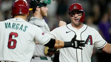 James McCann, de los Diamondbacks de Arizona, festeja con el venezolano Ildemaro Vargas su jonrón de dos carreras ante los Atléticos de Oakland, el miércoles 22 de julio de 2026 (AP Foto/Ross D. Franklin)