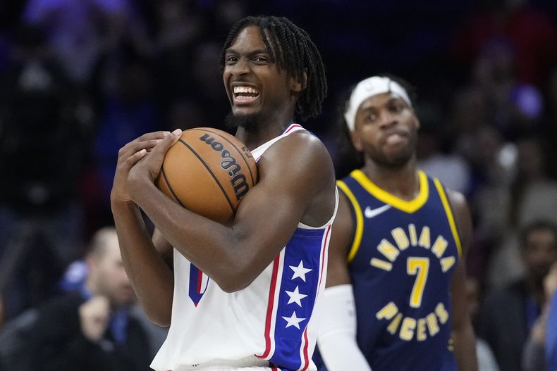 Tyrese Maxey de los 76ers de Filadelfia reacciona delante de Buddy Hield de los Pacers de Indiana en el último minuto del juego de NBA el domingo 12 de noviembre de 2023, en Filadelfia. (AP Foto/Matt Slocum)