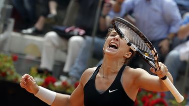 americateve | La italiana Sara Errani festeja tras vencer a la chila Li Na en los cuartos de final del Masters de Roma el viernes, 16 de mayo de 2014, en Roma. (AP Photo/Alessandra Tarantino)