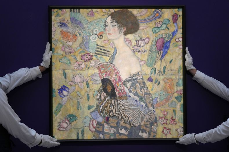 ARCHIVO - La pintura Dame mit Faecher (Dama con abanico) de Gustav Klimt se exhibe en la casa de subastas Sothebys en Londres, el martes 20 de junio de 2023. Dame mit Fächer se vendió en Sothebys el martes 27 de junio por 74 millones de libras esterlinas (94,35 millones de dólares) que alcanzaron un total de 85,3 millones de libras esterlinas (108,4 millones de dólares) incluyendo la prima del comprador. (Foto AP/Kirsty Wigglesworth, archivo)