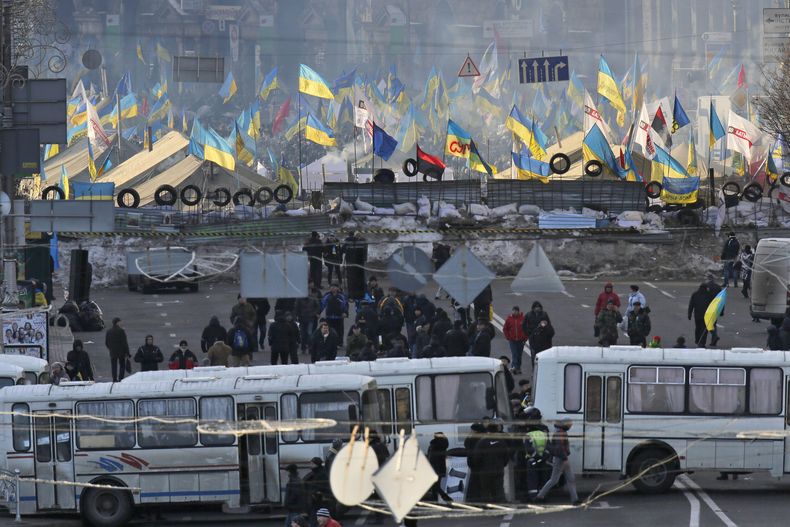 Autobuses de la polic&iacute;a bloquean el acceso a una avenida para evitar el enfrentamiento entre activistas a favor de la Uni&oacute;n Europea que se re&uacute;nen en la Plaza de la Independencia y seguidores del presidente Viktor Yanukovych, en Kiev,