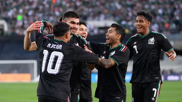 Los jugadores de México celebran tras un gol de Johan Vásquez (segundo desde la izquierda) durante la primera mitad de un partido de fútbol amistoso internacional contra Australia, el sábado 30 de mayo de 2026, en Pasadena, California. (Foto AP/Kyusung Gong)