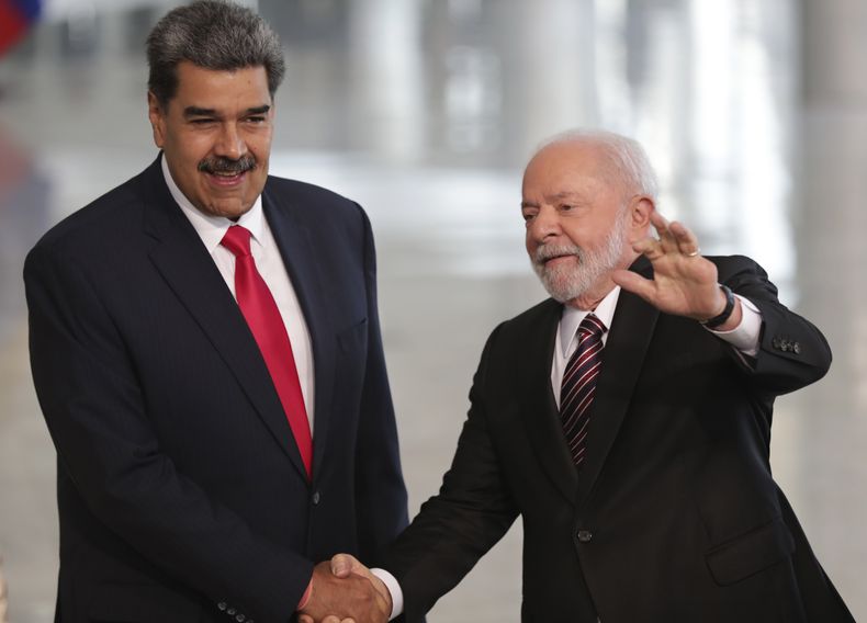 El presidente de Brasil Luiz Inácio Lula da Silva, a la derecha, estrecha la mano de su homólogo venezolano Nicolás Maduro antes de su cumbre bilateral en el palacio de Planalto, el lunes 29 de mayo de 2023, en Brasilia. (AP Foto/Gustavo Moreno)