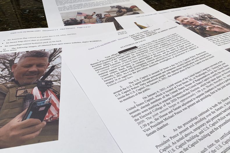 Foto de documentos del Departamento de Justicia de Estados Unidos sobre Christopher Worrell, miembro del grupo extremista Proud Boys y acusado de participar en el asalto al Capitolio. (Foto AP/Jon Elswick)