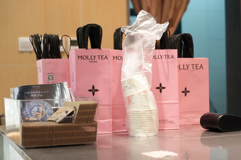 Bolsas con la marca y el logotipo Molly Tea en una tienda de Beijing, China, el martes 7 de julio de 2026. (Foto AP/Ng Han Guan)