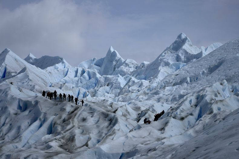 ARCHIVO - Turistas caminan sobre el glaciar Perito Moreno, en el Parque Nacional Los Glaciares, cerca de El Calafate, Argentina, el 2 de noviembre de 2021. (AP Foto/Natacha Pisarenko, archivo)