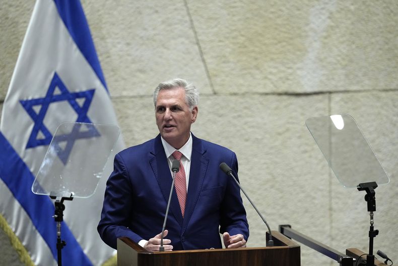 El presidente de la Cámara de Representantes de Estados Unidos, Kevin McCarthy, en su discurso al parlamento israelí en Jerusalén, el 1 de mayo de 2023. (Foto AP /Ohad Zwigenberg)