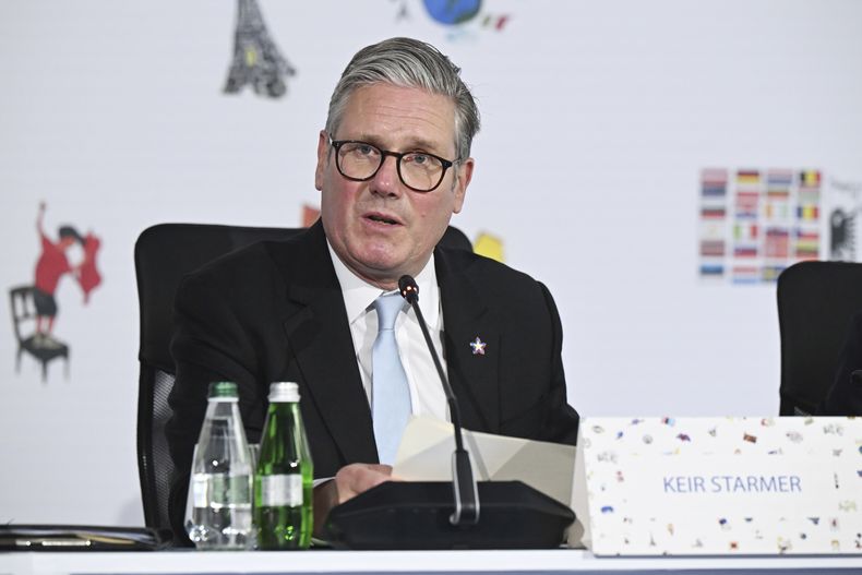 El primer ministro británico, Keir Starmer, asiste a una mesa redonda sobre seguridad en la 6ta cumbre de la Comunidad Política Europea el viernes 16 de mayo de 2025 en Tirana, Albania. (Leon Neal/Pool via AP)