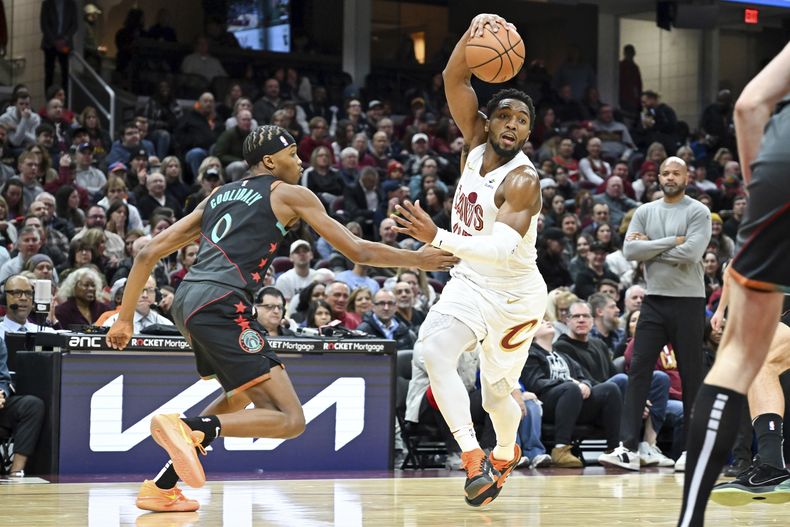 Donovan Mitchell, de los Cavaliers de Cleveland, avanza frente a Bilal Coulibaly, de los Wizards de Washington, en el partido del viernes 5 de enero de 2024 (AP Foto/Nick Cammett)
