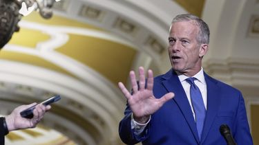 ARCHIVO - El líder de la mayoría del Senado, John Thune, republicano por Dakota del Sur, habla después de un almuerzo político el miércoles 9 de julio de 2025 en el Capitolio de Washington. (AP Foto/Mariam Zuhaib, archivo)