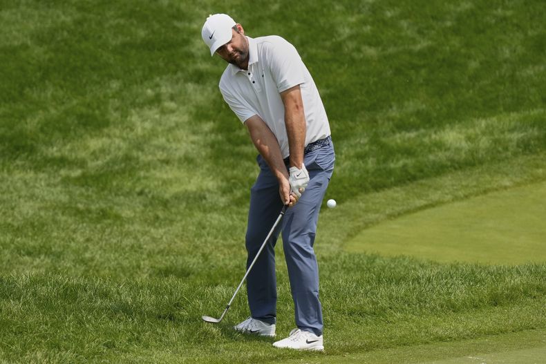 Scottie Scheffler hace un chip hacia el green del hoyo cuatro durante la ronda final del torneo de golf Memorial, el domingo 1 de junio de 2025, en Dublin, Ohio. (Foto AP/Sue Ogrocki)