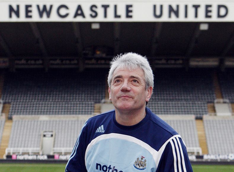ARCHIVO - Foto del 18 de enero del 2007, el técnico del Newcastle Kevin Keegan posa para fotos tras hablar con la prensa. (AP Foto/Scott Heppell, Archivo)
