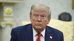 El presidente de EEUU, Donald Trump, escucha durante una reunión con el presidente polaco Karol Nawrocki en el Despacho Oval de la Casa Blanca, en Washington, el miércoles 3 de septiembre de 2025. (AP Foto/Evan Vucci)